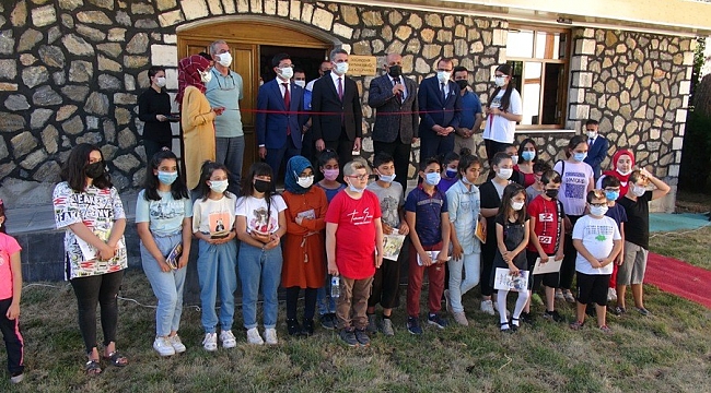 Mimarisiyle dikkat çeken kütüphane