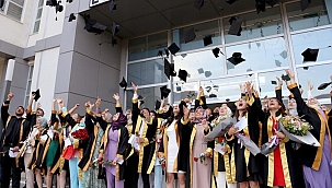 Eczacılık öğrencilerinden mezuniyet mutluluğu 