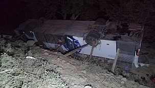 Göçmenleri taşıyan otobüs devrildi!