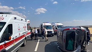 Hafif ticari araç ile otomobil çarpıştı: 7 yaralı