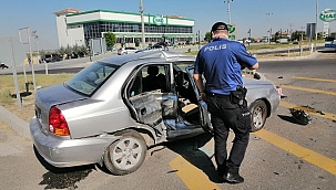 Hafif ticari araçla otomobil çarpıştı 