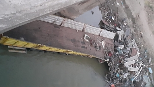 Hurda yüklü çekici köprüden düştü 