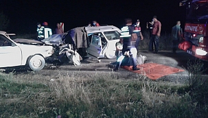 İki otomobil kafa kafaya çarpıştı: 1 ölü 