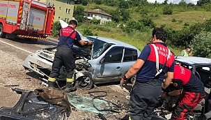 İki otomobil kafa kafaya çarpıştı: 1 ölü 