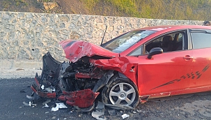 İki otomobil kafa kafaya çarpıştı: 2 Yaralı 