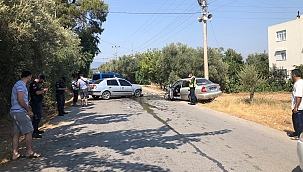 İki otomobil kafa kafaya çarpıştı: 4 yaralı