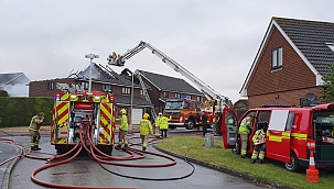 İngiltere'de evlere yıldırım düştü 