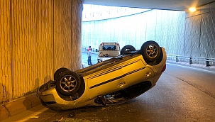 Islak yolda kayan araç ters döndü 