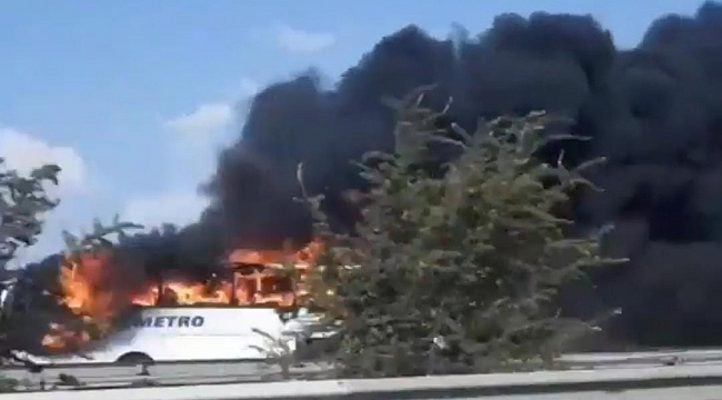 İzmir'de yolcu otobüsü alev alev yandı 