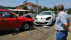 Kafa kafaya çarpıştılar: 4 yaralı 