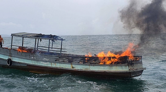 Kamboçya açıklarında tekne yandı: 1 ölü 