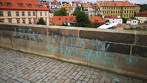 Karl Köprüsü'ne sprey boyalı saldırı