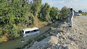 Kontrolden çıkan midibüs dereye uçtu
