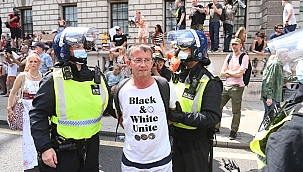 Londra'da aşı karşıtlarından protesto 
