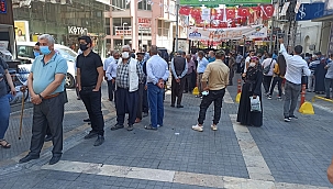 Bayram yoğunluğu kuyruk oluşturdu