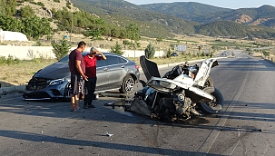 Minibüs ikiye bölündü: 3 yaralı!