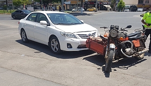 Motosiklet ile otomobil çarpıştı: 2 yaralı 