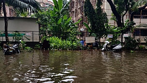 Mumbai sokakları sular altında kaldı