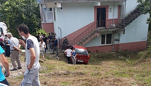 Otomobil evin duvarına çarptı: 2 yaralı 