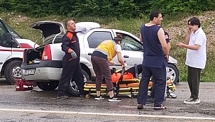 Otomobil karşı şeride geçti: 5 yaralı