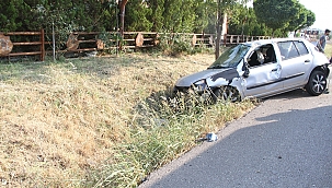 Otomobil su kanalına düştü: 2 yaralı 