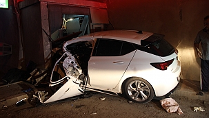 Otomobil telefon kulübesine girdi 