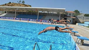 Sıcaktan bunalanlar havuzlara akın etti 