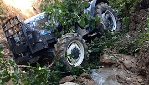 Takla atan traktörün altında can verdi 