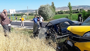 Ticari araçla otomobil çarpıştı: 4 yaralı