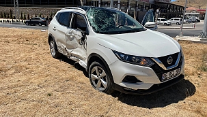 Tır ile otomobil çarpıştı! 