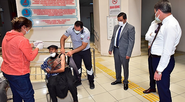 Önce ürünleri aldı sonra aşı yaptırdı