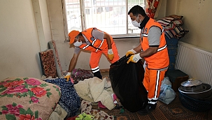 Yaşlı kadının evinden 2 kamyon çöp çıktı 