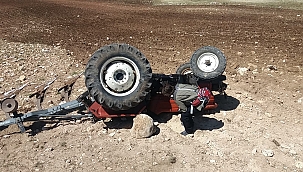 Devrilen traktörün sürücüsü ağır yaralandı 