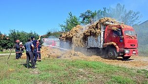 Kamyon kasasındaki samanlar alev aldı
