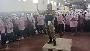 Kayısı işçisi kadınlara KADES anlatıldı 