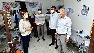 Kursiyerlerinin çalışmalarını inceledi 