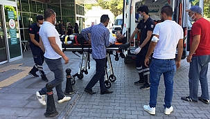 Motosikletle hafif ticari araç çarpıştı