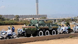 Cezayir'in eski Cumhurbaşkanı toprağa verildi