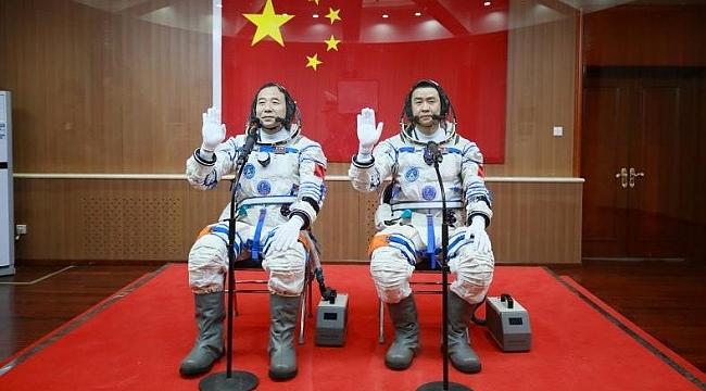 Çinli astronotlar Dünya'ya döndü