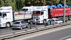 Eskişehir'de TIR ve 2 otomobil çarpıştı 