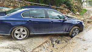 Hatay'da yol çöktü araçlar çukura düştü 