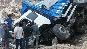 Kamyon devrildi sürücü sıkıştı! 