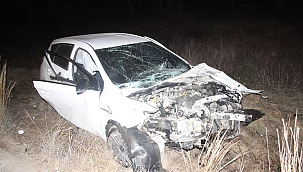 Otomobil tur otobüsüne çarptı: 2 yaralı