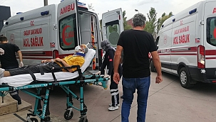 Otomobiller kafa kafaya çarpıştı: 3 yaralı 