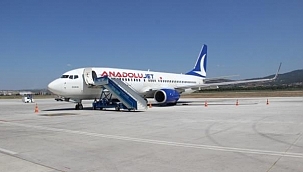 Rötar yapan uçağın yolcuları isyan etti