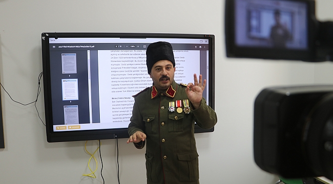 Dersleri tarihi kostümlerle anlatıyor