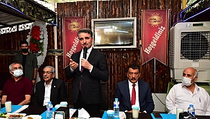 Uzun yıllar görev yapan muhtarlara plaket 