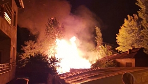 Yangında ev ve traktör zarar gördü 