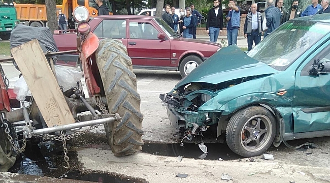 Zincirleme kazada traktör ikiye bölündü