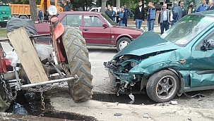 Zincirleme kazada traktör ikiye bölündü